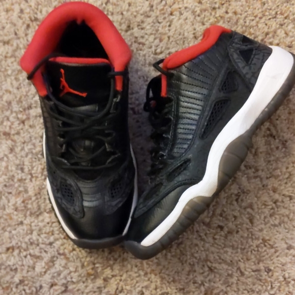 Jordan 11 Low IE Bred - Picture 1 of 7